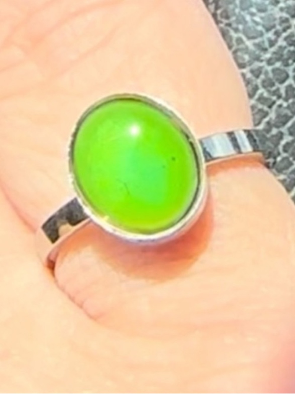 NWT Silver Mood Ring size 7 — color changing stone - blue green red purple lime